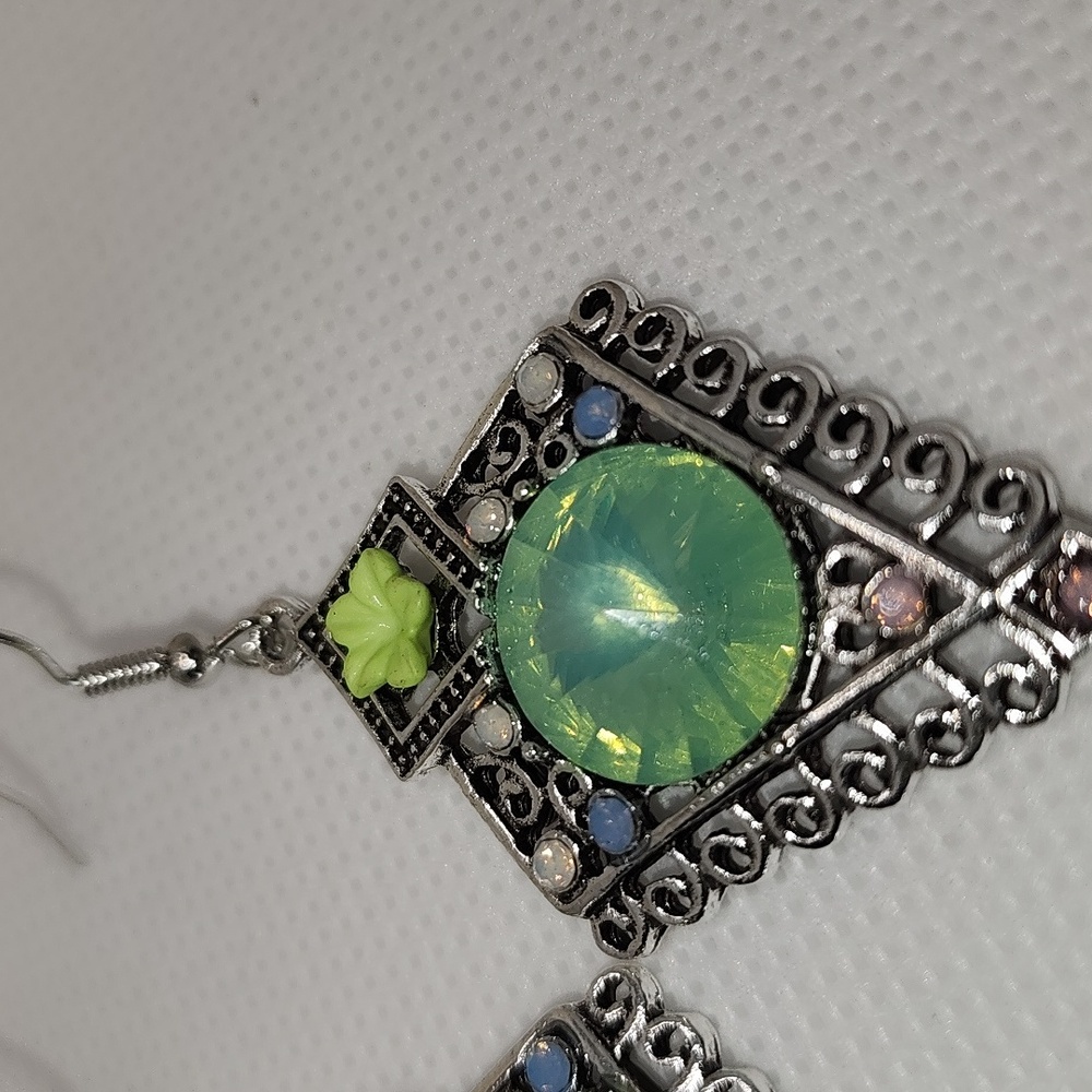 Elegant Silver and Green Earrings - Picture 3 of 6